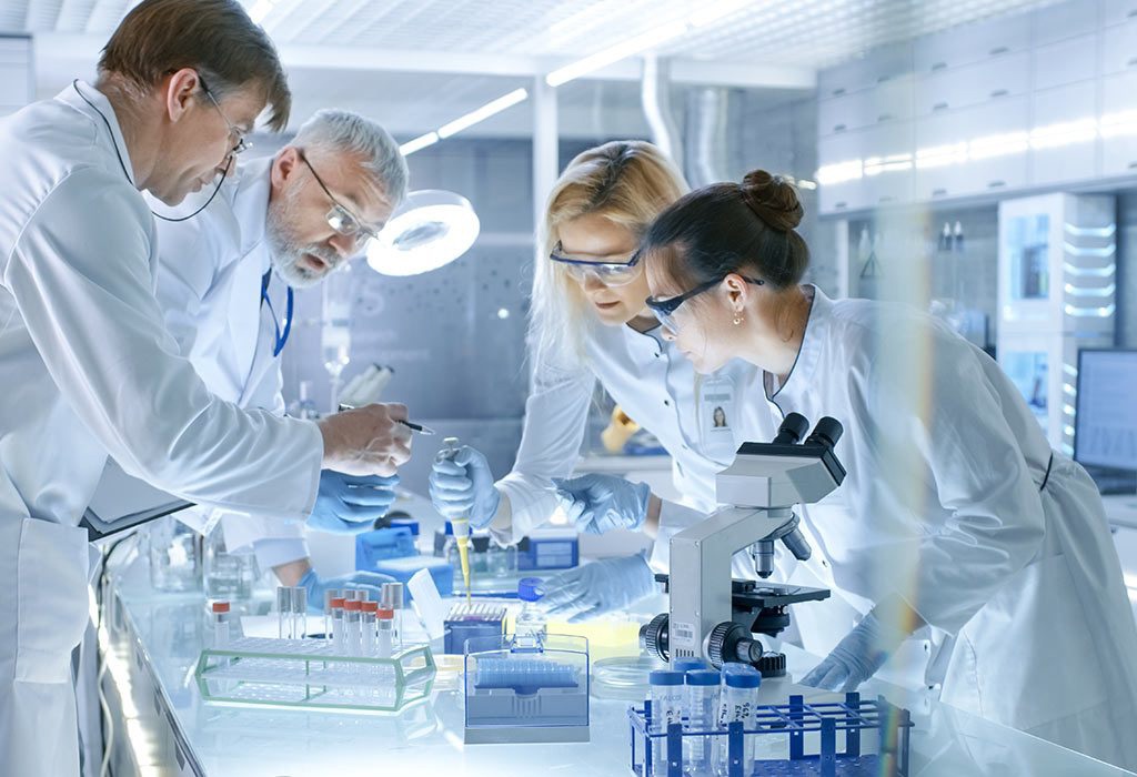 Доктор перед монитором